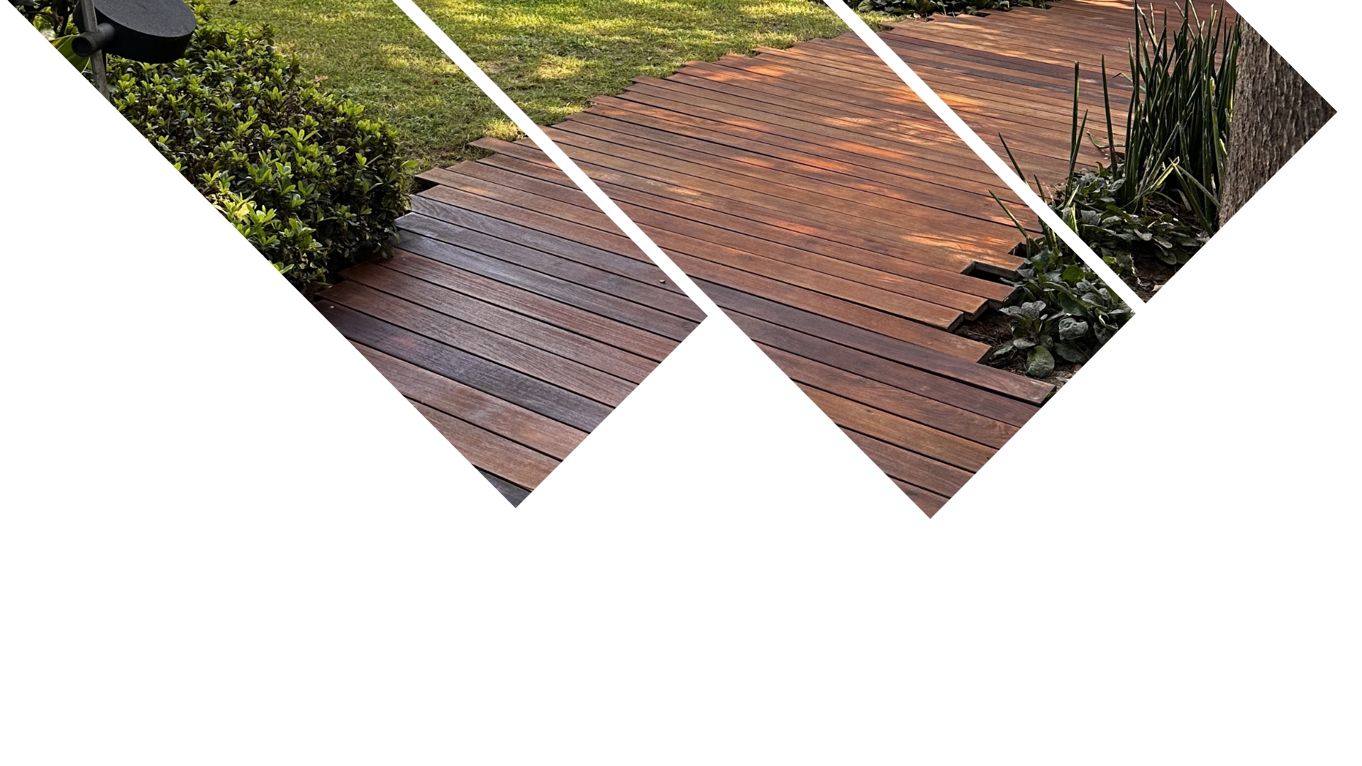 שביל עץ בגינה מוצג בשלושה חלקים אלכסוניים, מוקף בדשא וצמחים, עם שכבה גיאומטרית לבנה. | DeckTech דקים, פרגולות ועבודות בנייה בעץ