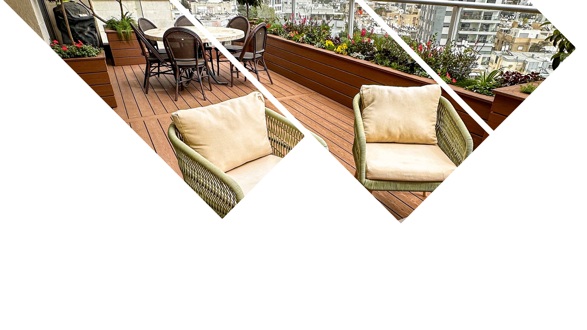 פטיו חיצוני עם כיסאות קש, שולחן אוכל ועציצים על דק עץ. התמונה עברה עריכה עם אפקט חיתוך גיאומטרי. | DeckTech דקים, פרגולות ועבודות בנייה בעץ